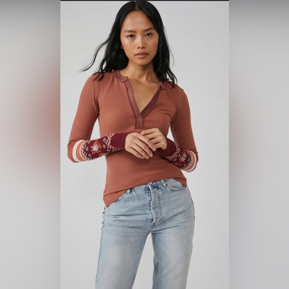 NEW FREE PEOPLE- Henley Top with Thermal and Sweater blends in size Medium - Picture 4 of 6